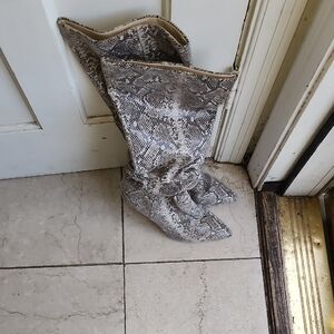 Jessica Simpson White and Gray Snakeskin Boots